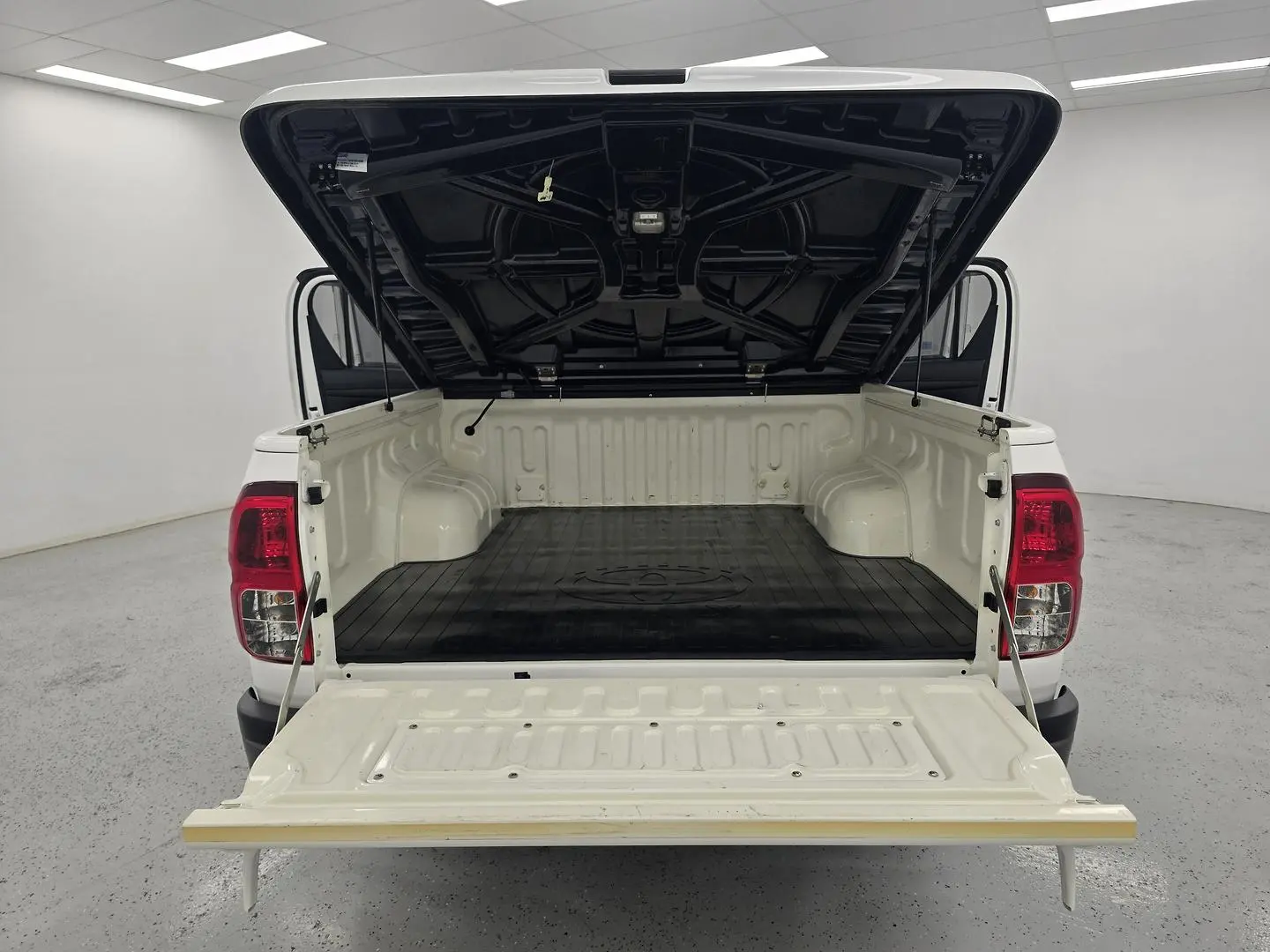 2021 Toyota Hilux Gallery Image 11