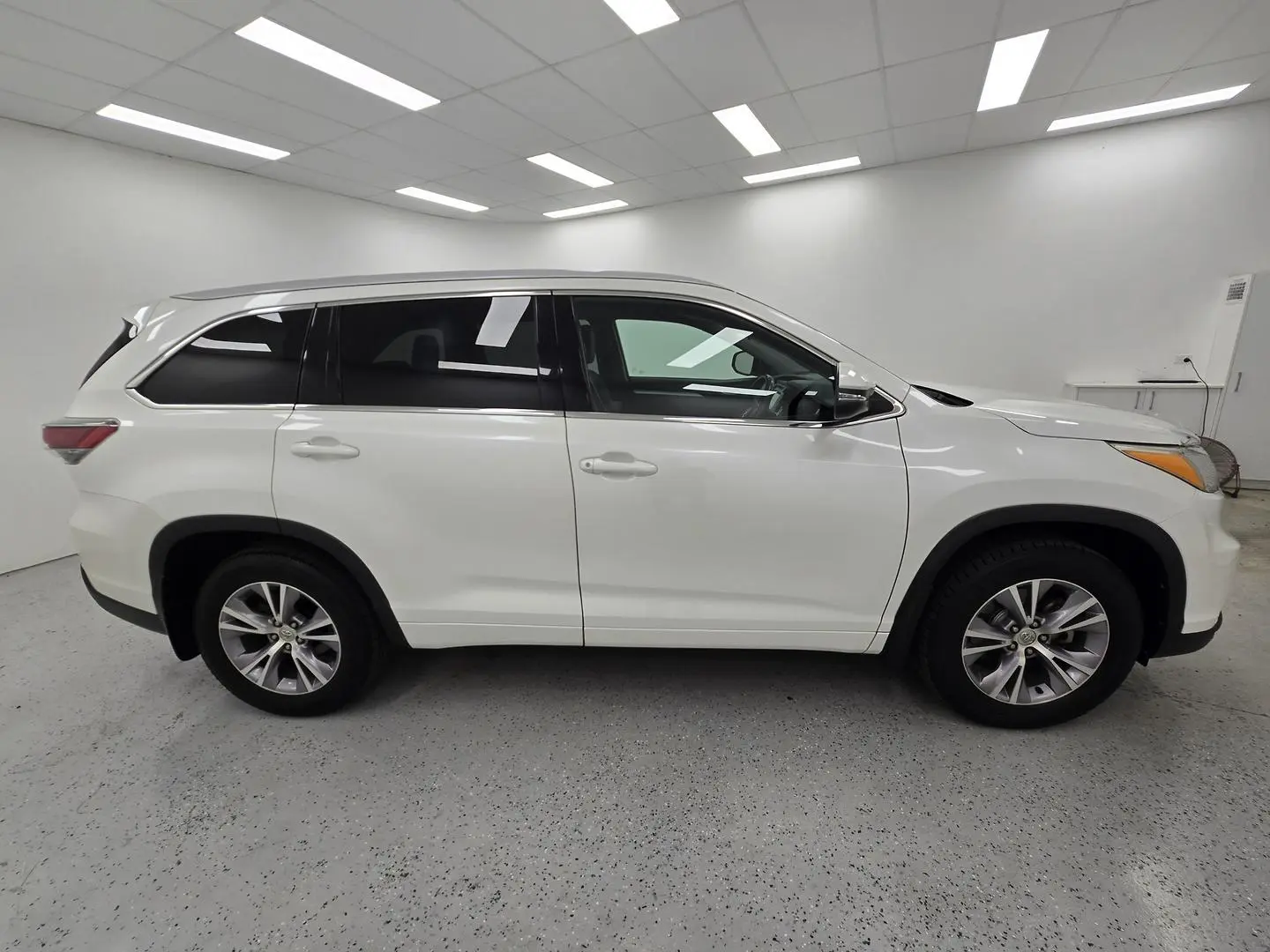 2015 Toyota Kluger Gallery Image 2