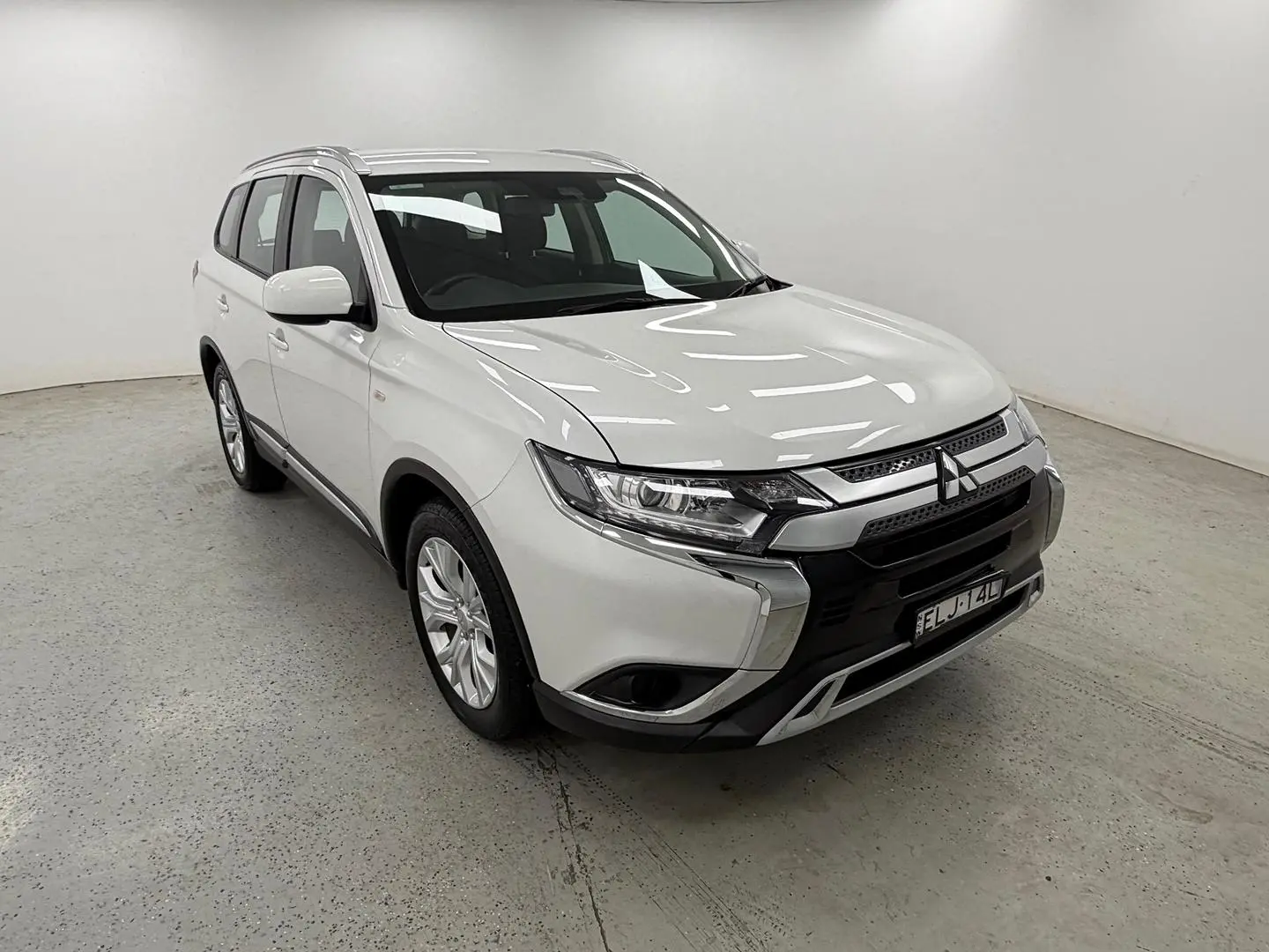 2020 Mitsubishi Outlander Gallery Image 1