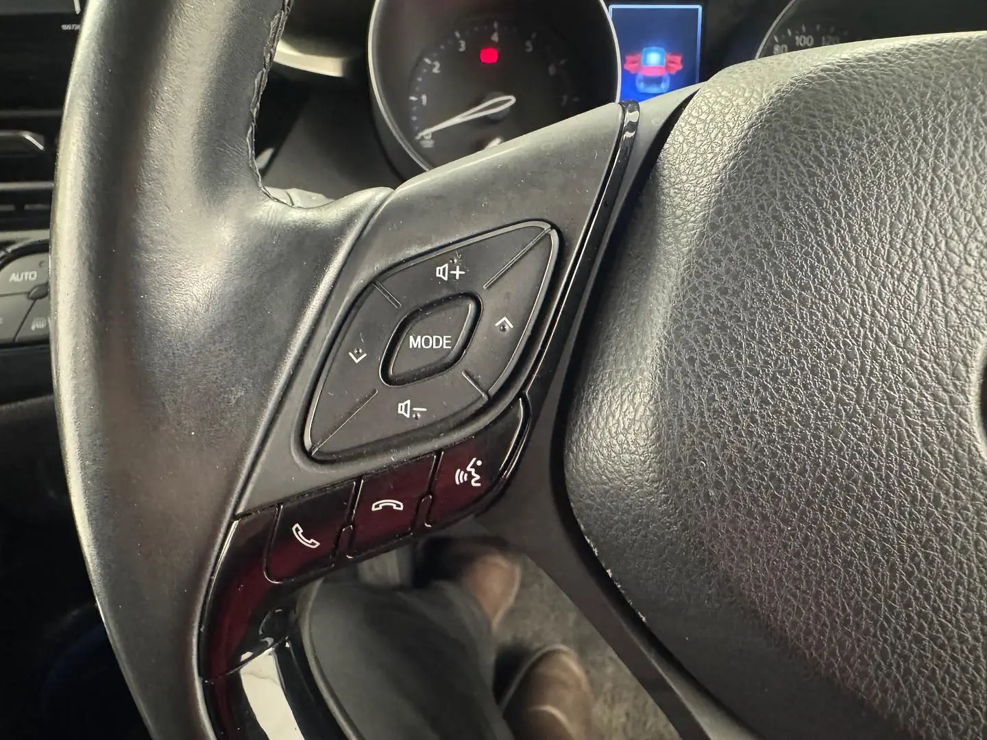 2018 Toyota C-HR Gallery Image 19