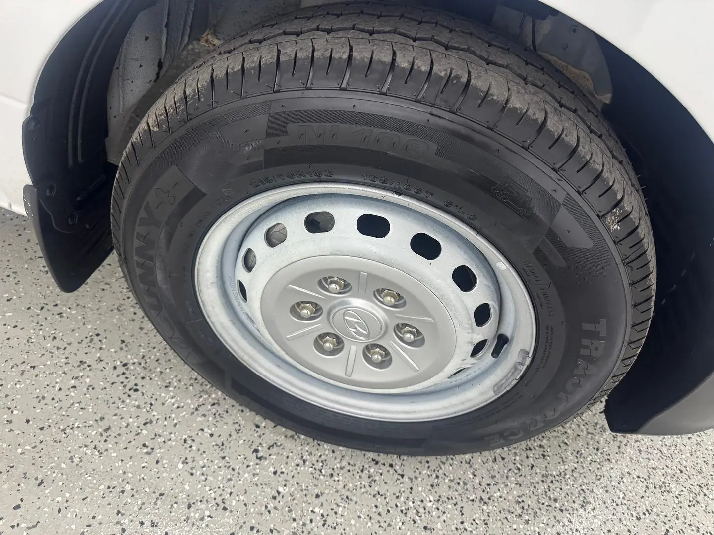 2020 Hyundai iLoad Gallery Image 16