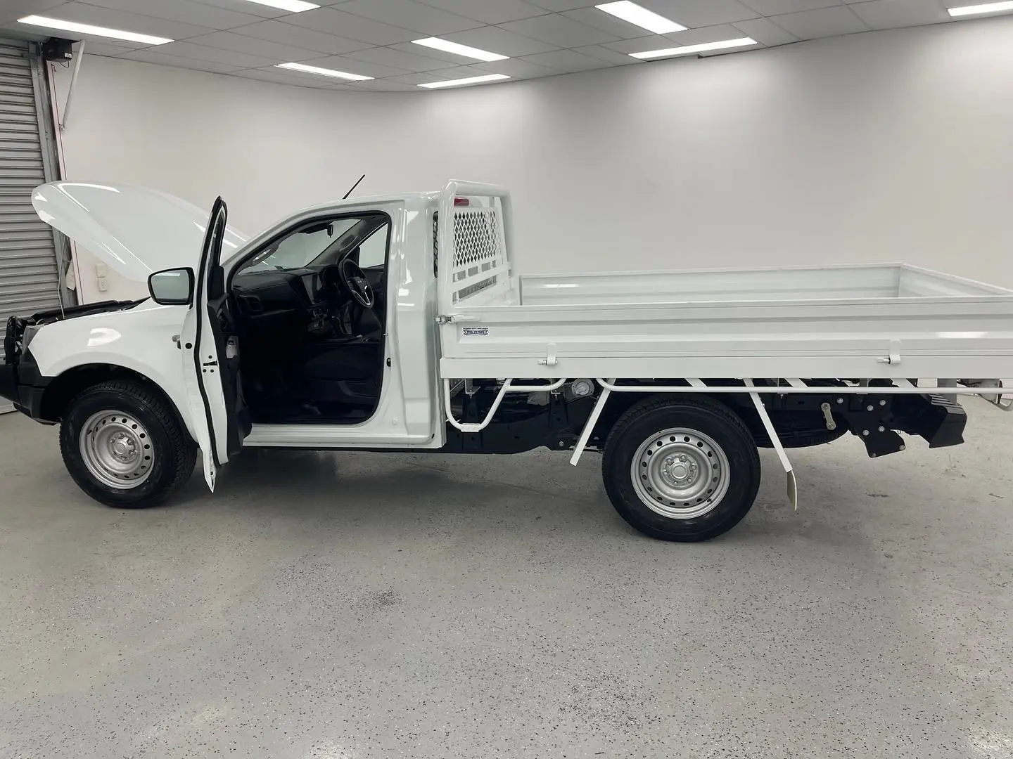 2024 Isuzu D-MAX Gallery Image 11