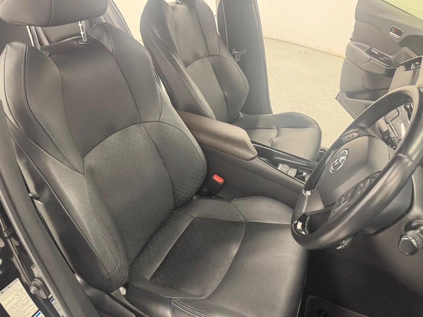 2018 Toyota C-HR Gallery Image 26