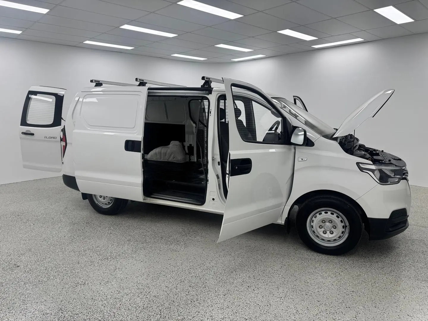 2020 Hyundai iLoad Gallery Image 8