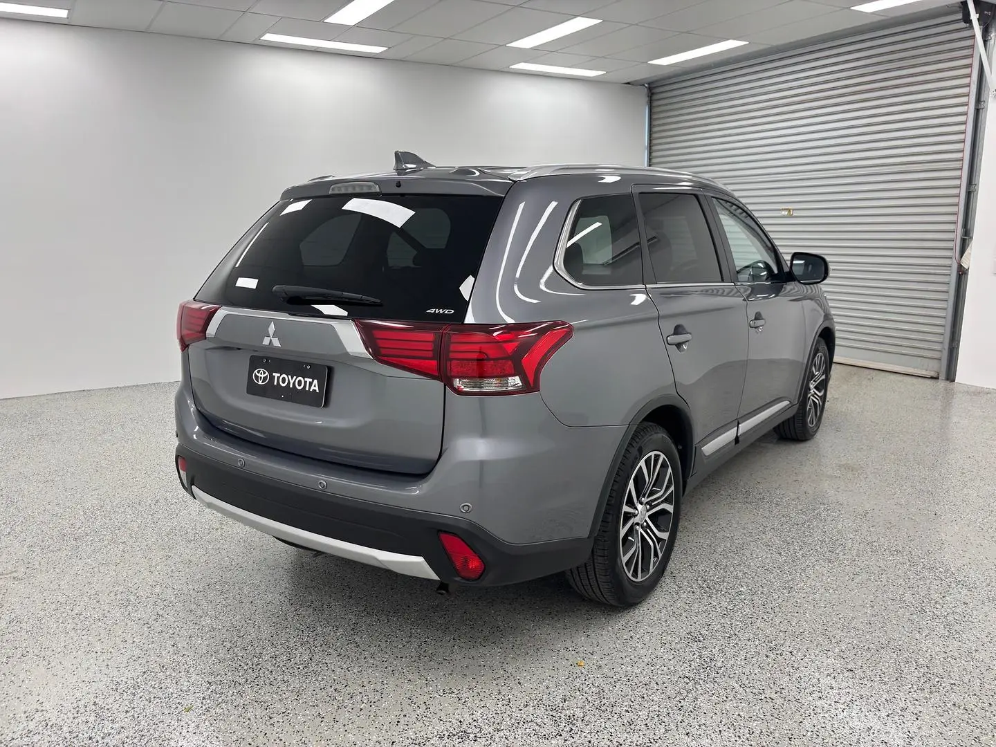 2017 Mitsubishi Outlander Gallery Image 3