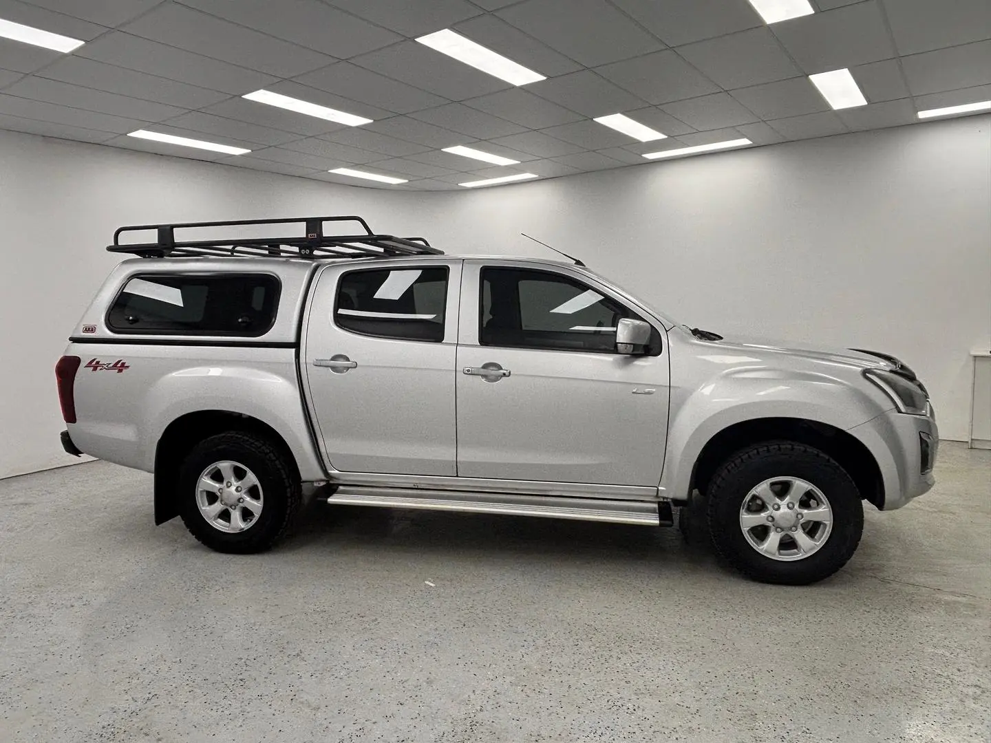 2017 Isuzu D-MAX Gallery Image 2