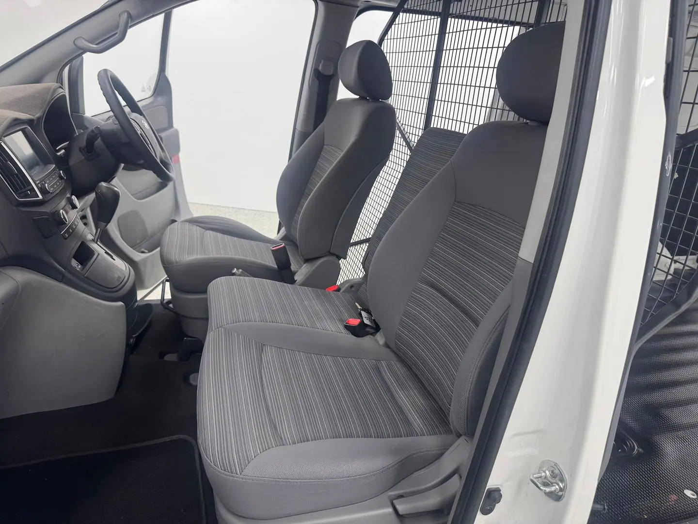 2020 Hyundai iLoad Gallery Image 28