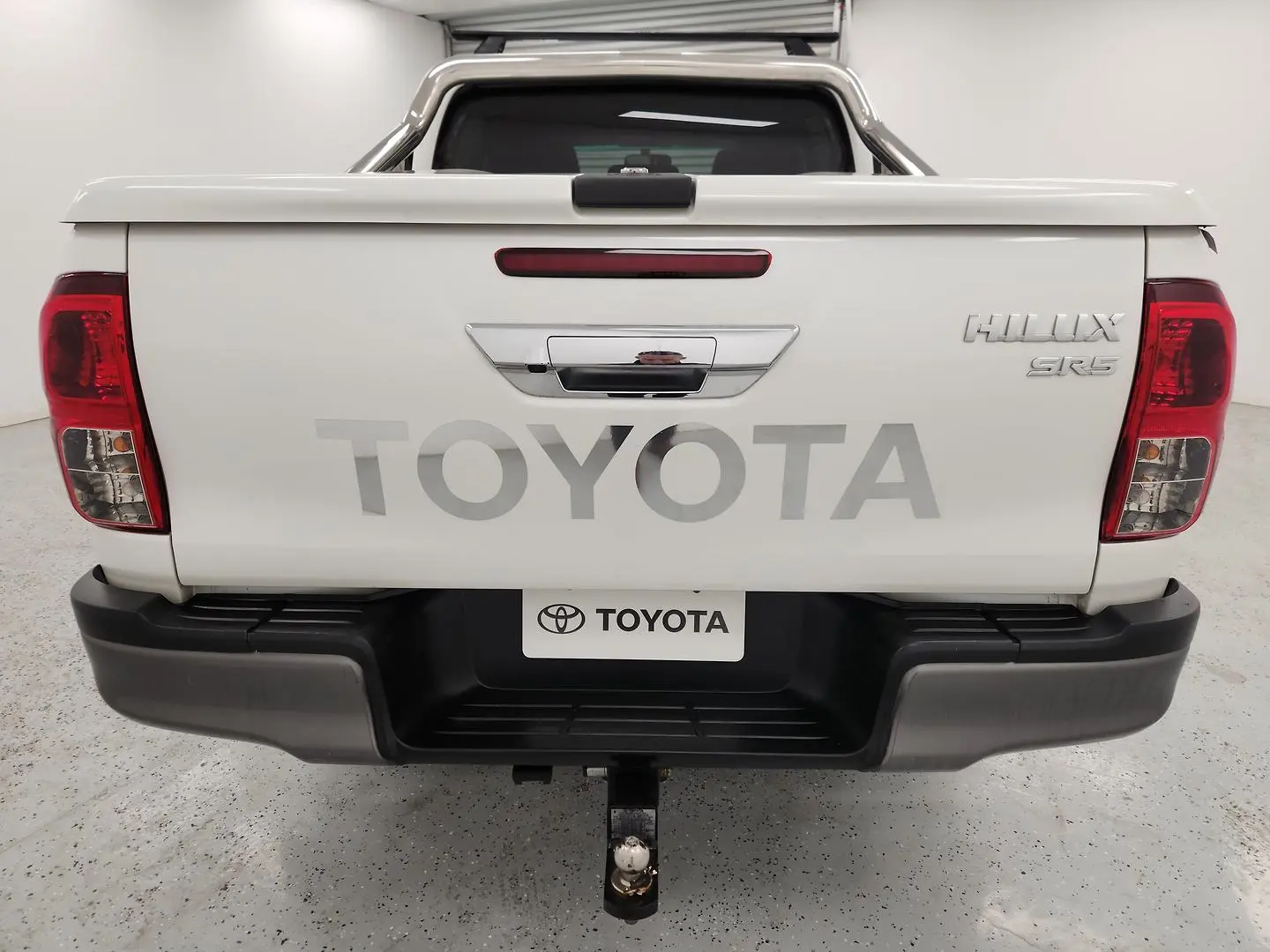 2017 Toyota Hilux Gallery Image 4
