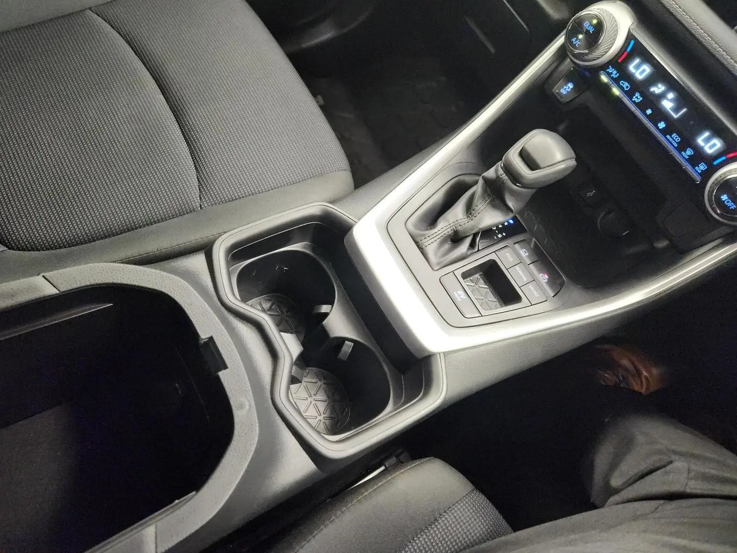 2019 Toyota RAV4 Gallery Image 32