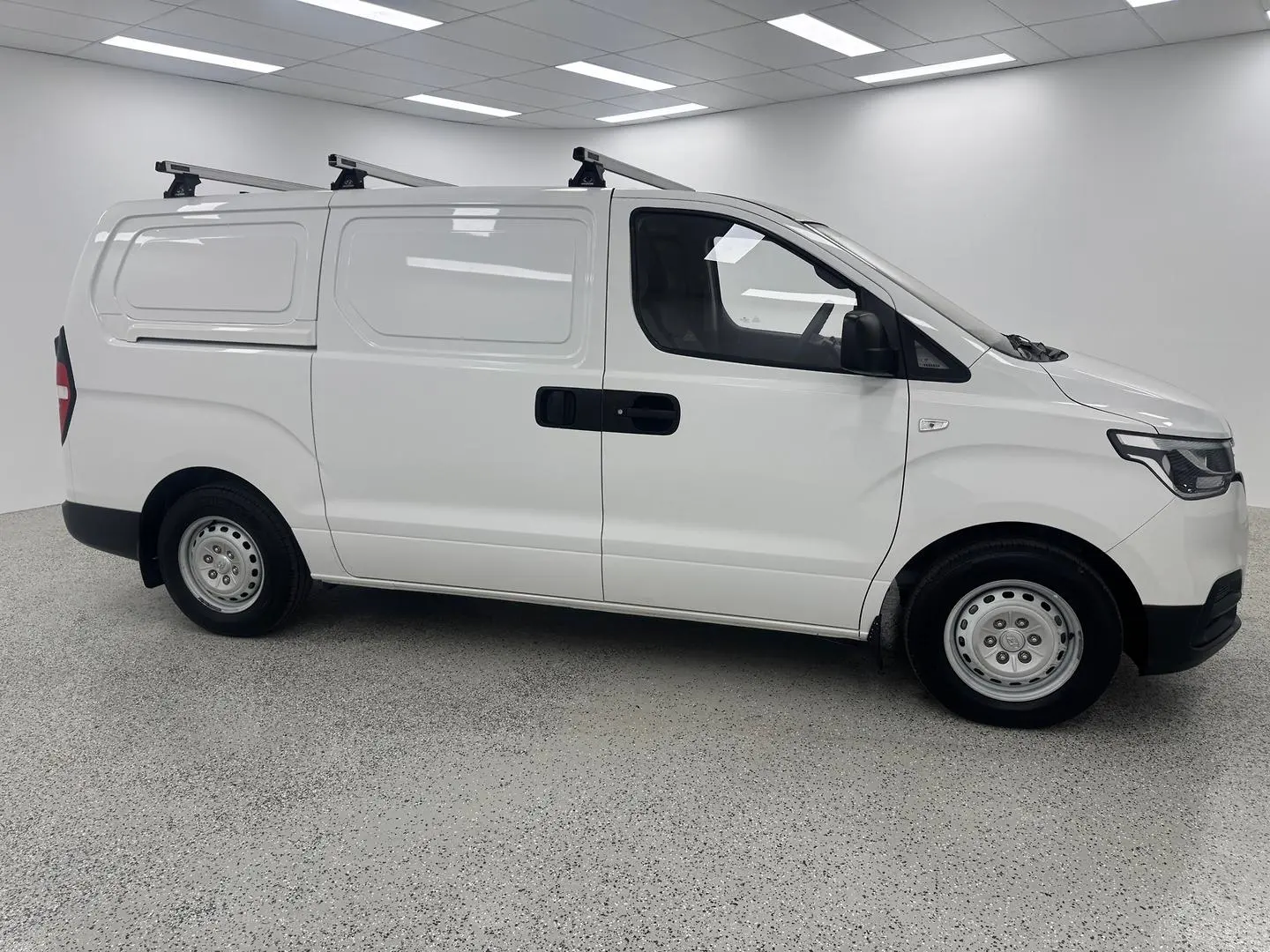 2020 Hyundai iLoad Gallery Image 2