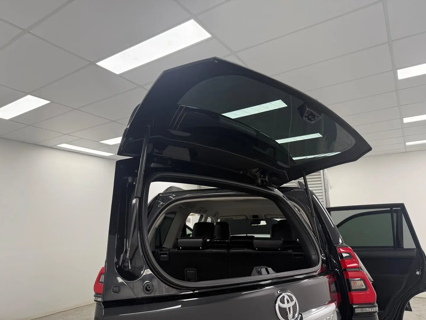 2018 Toyota Landcruiser Prado Gallery Image 18