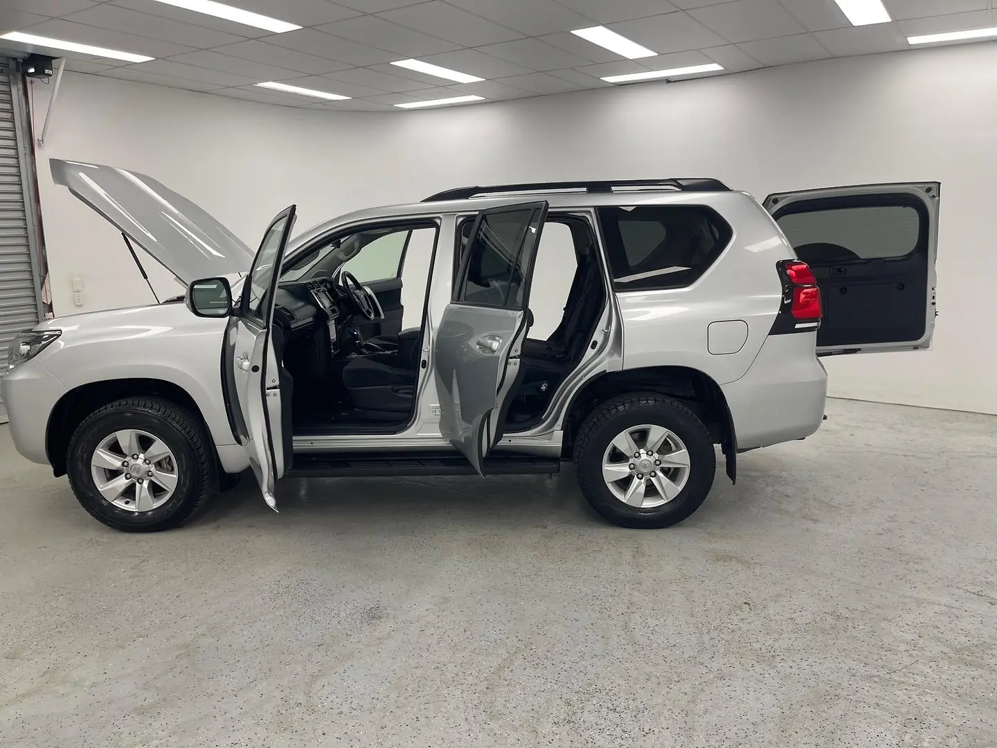 2017 Toyota Landcruiser Prado Gallery Image 12