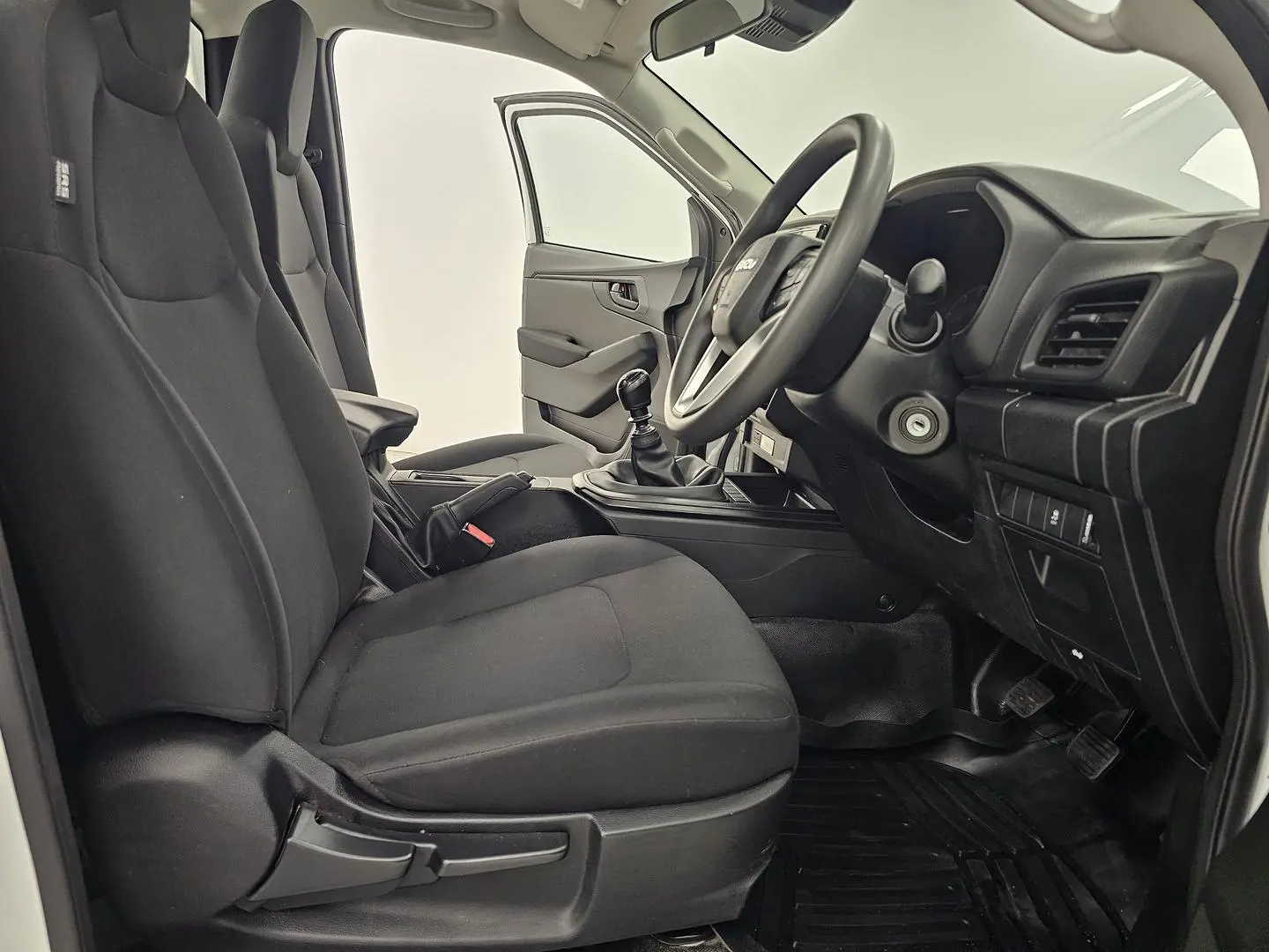 2023 Isuzu D-MAX Gallery Image 17