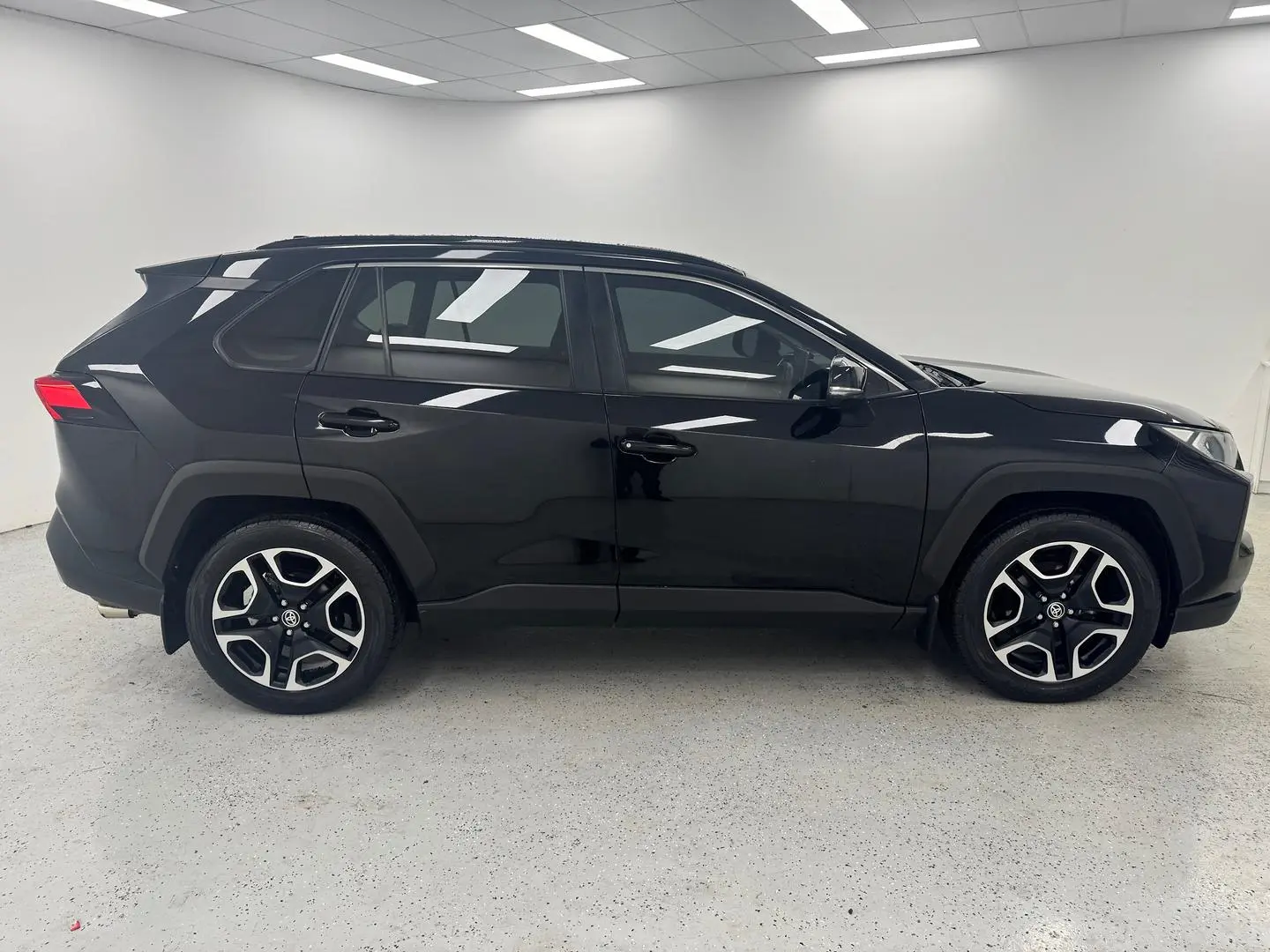 2020 Toyota RAV4 Gallery Image 2