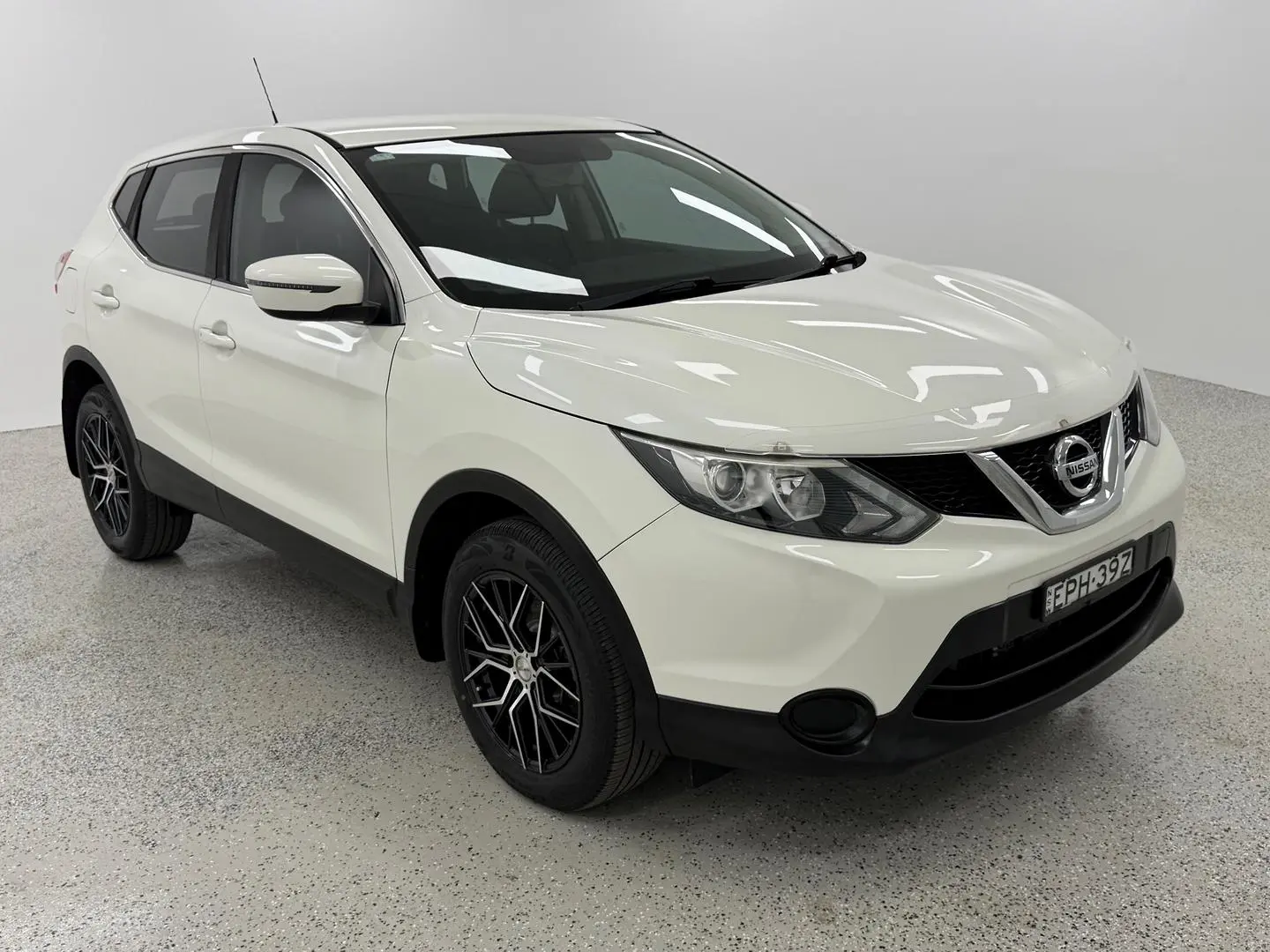 2017 Nissan QASHQAI Gallery Image 2