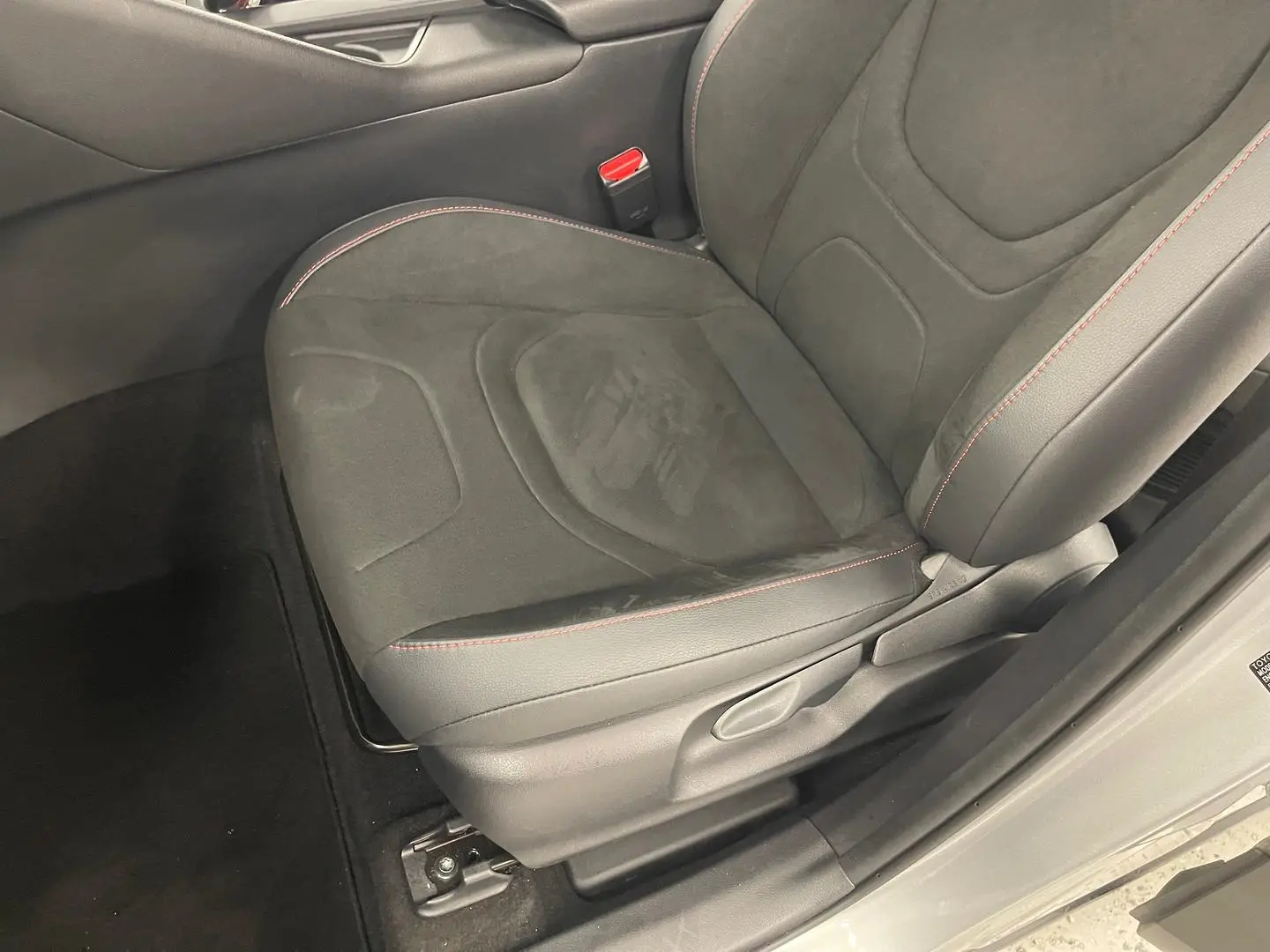 2025 Toyota C-HR Gallery Image 18