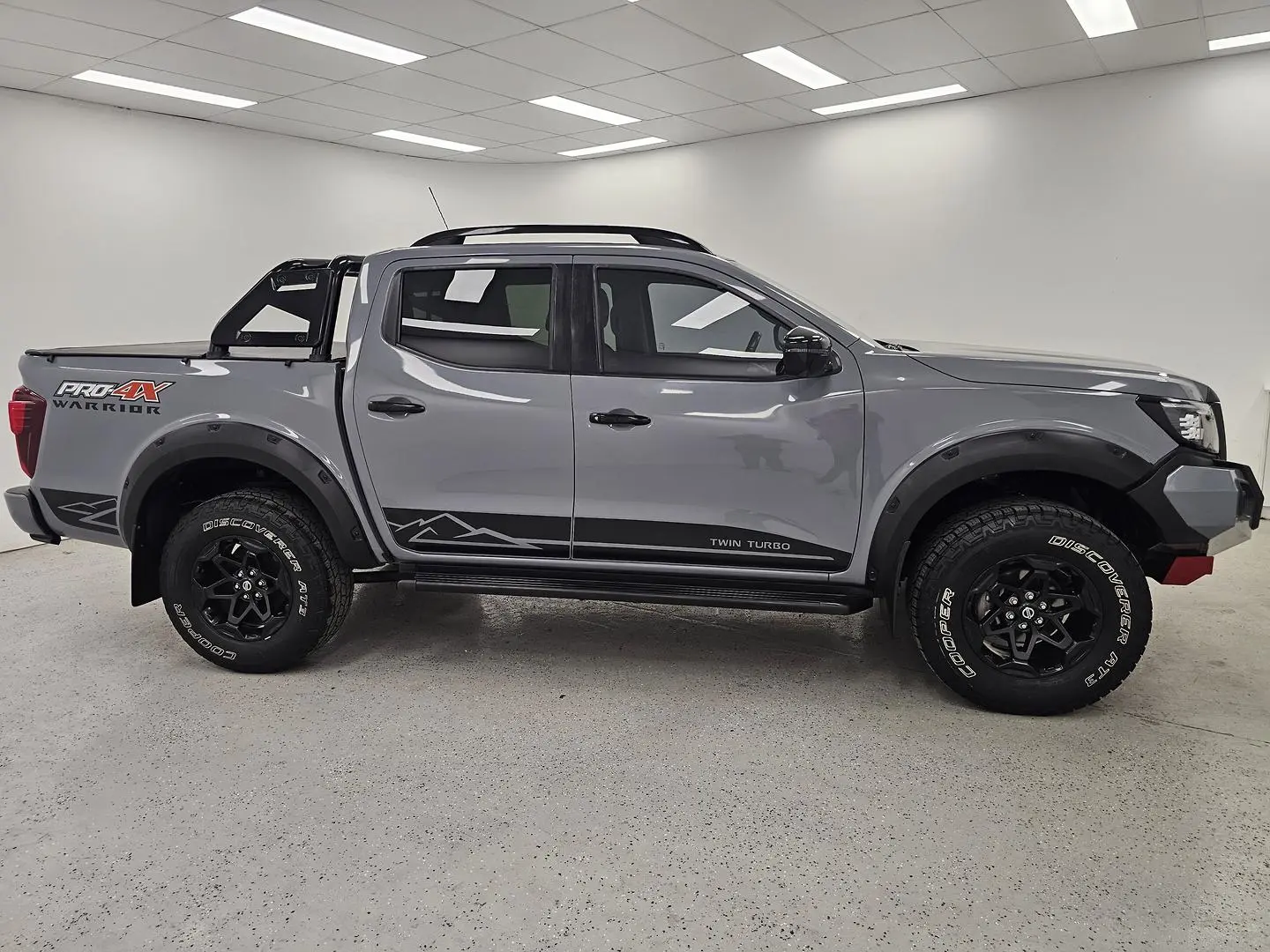 2021 Nissan Navara Gallery Image 2