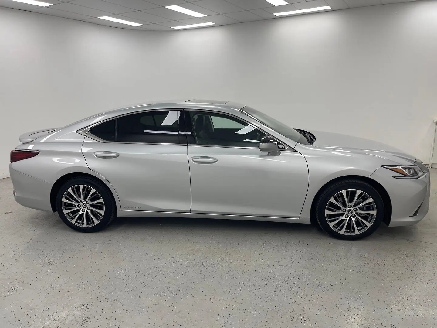 2021 Lexus ES Gallery Image 2