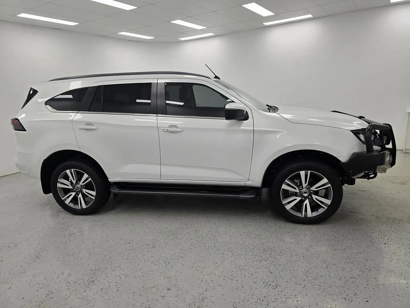 2023 Isuzu MU-X Gallery Image 2