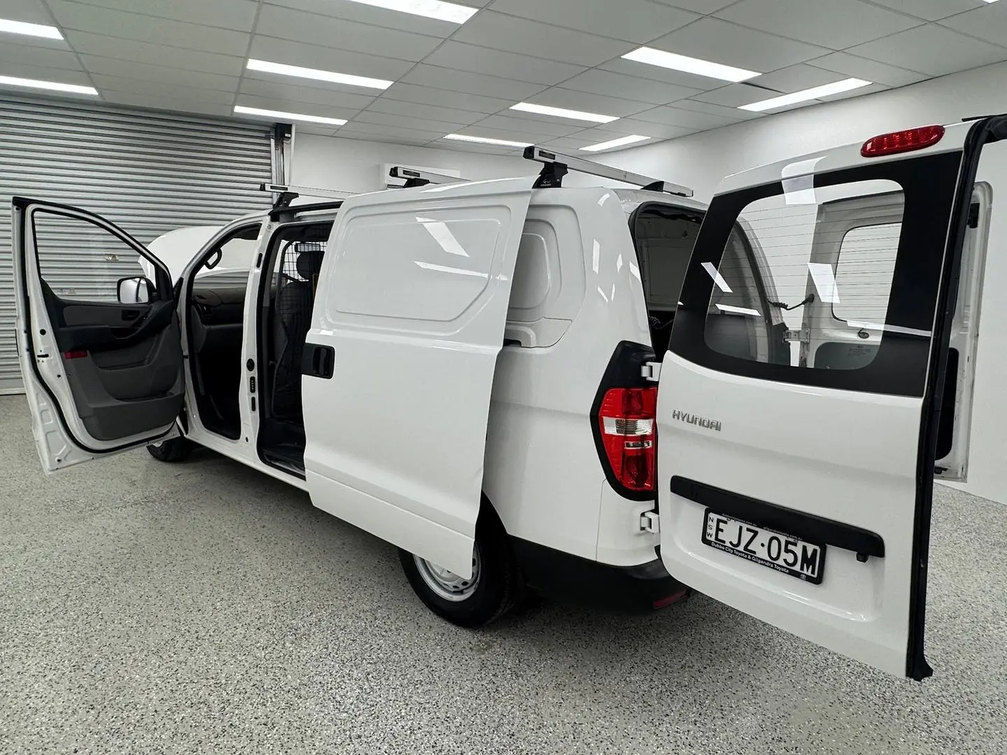 2020 Hyundai iLoad Gallery Image 11