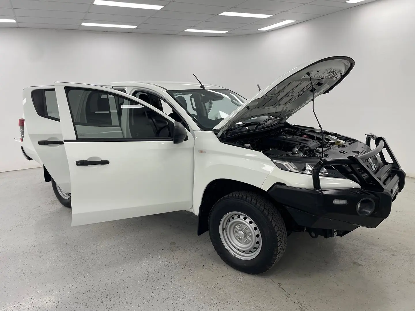 2022 Mitsubishi Triton Gallery Image 8