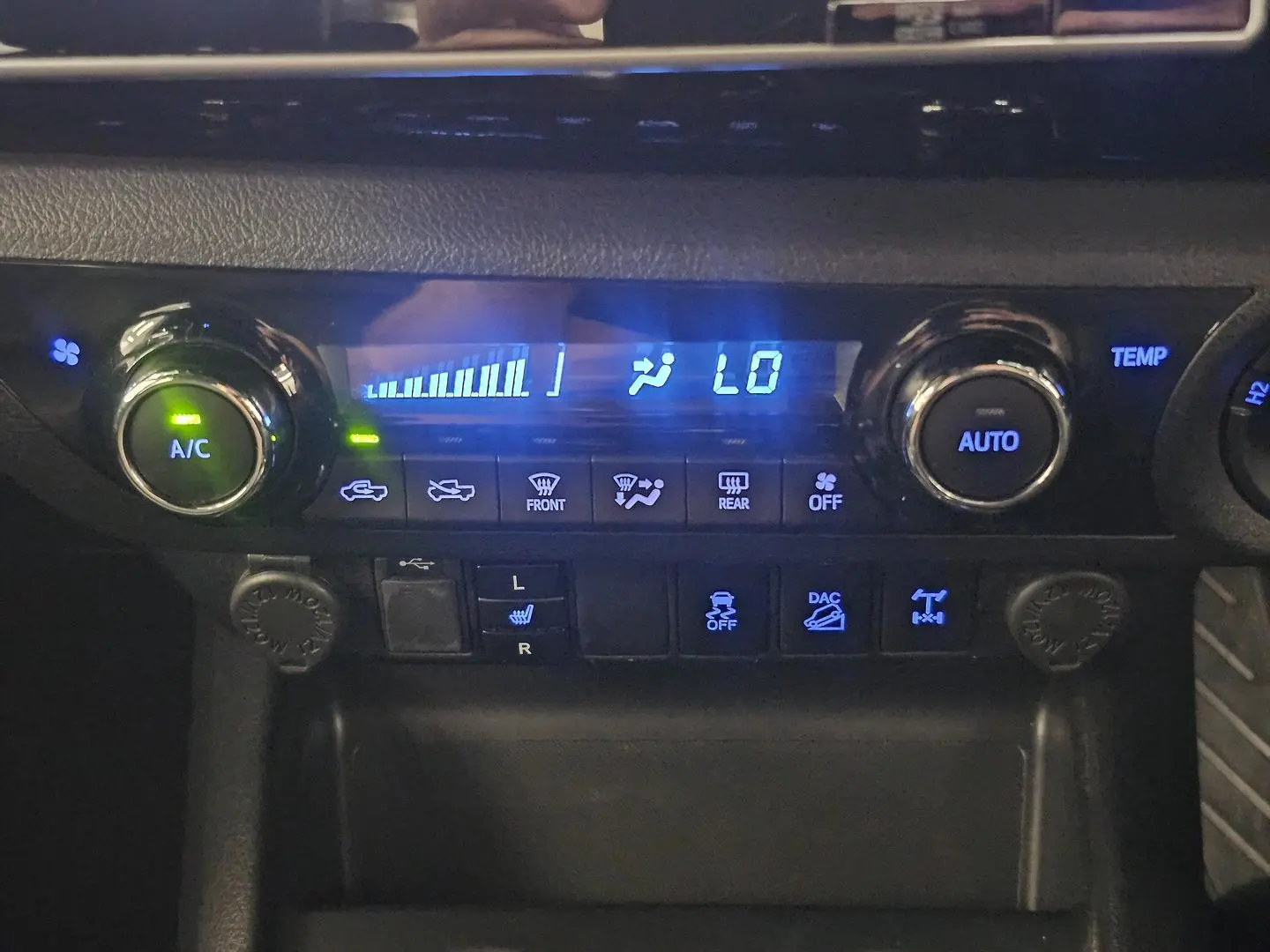 2019 Toyota Hilux Gallery Image 30