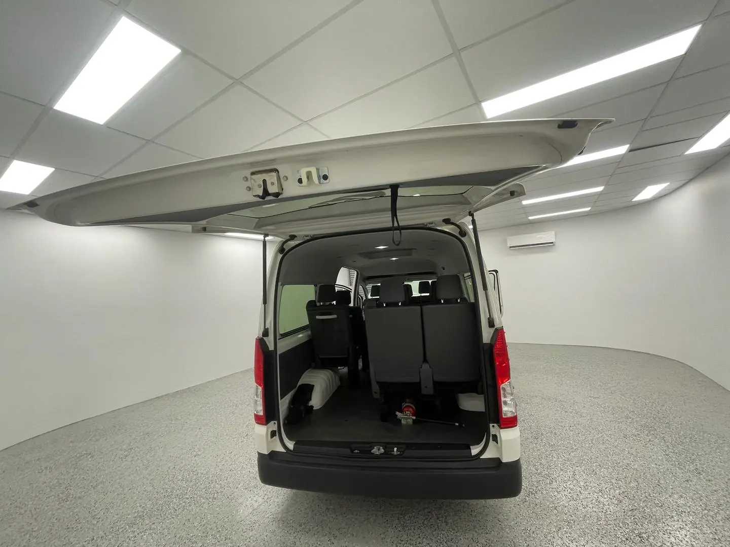 2019 Toyota Hiace Gallery Image 10