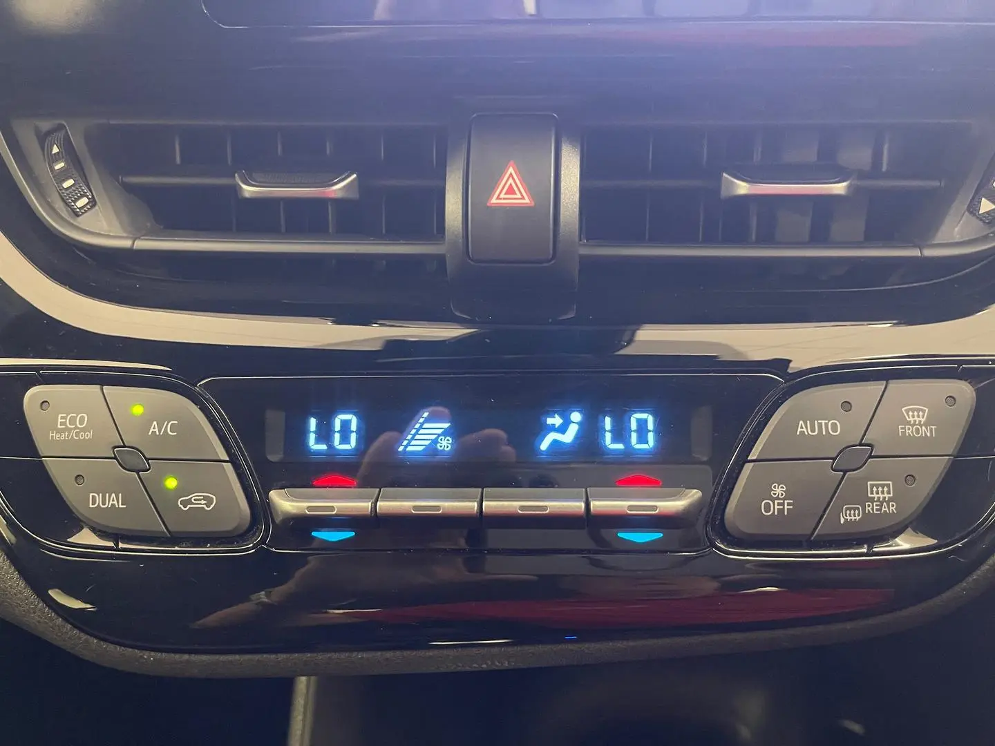 2020 Toyota C-HR Gallery Image 24