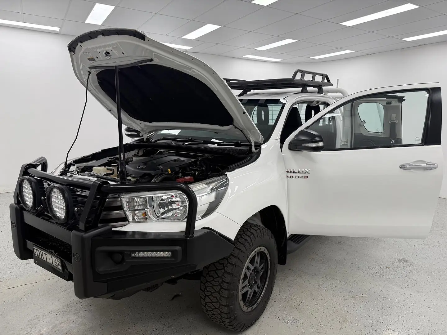 2016 Toyota Hilux Gallery Image 8