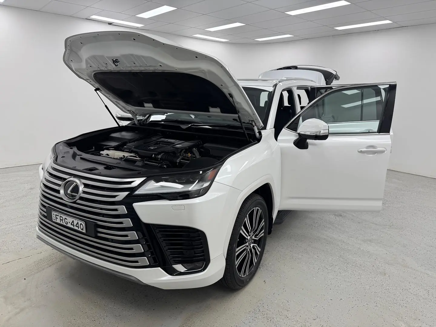 2022 Lexus LX Gallery Image 12