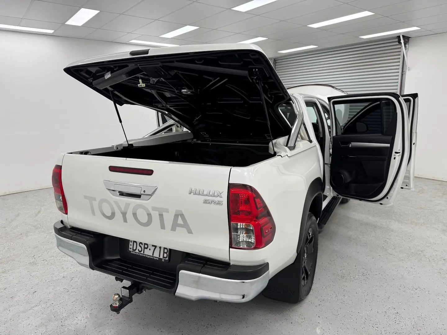 2017 Toyota Hilux Gallery Image 9