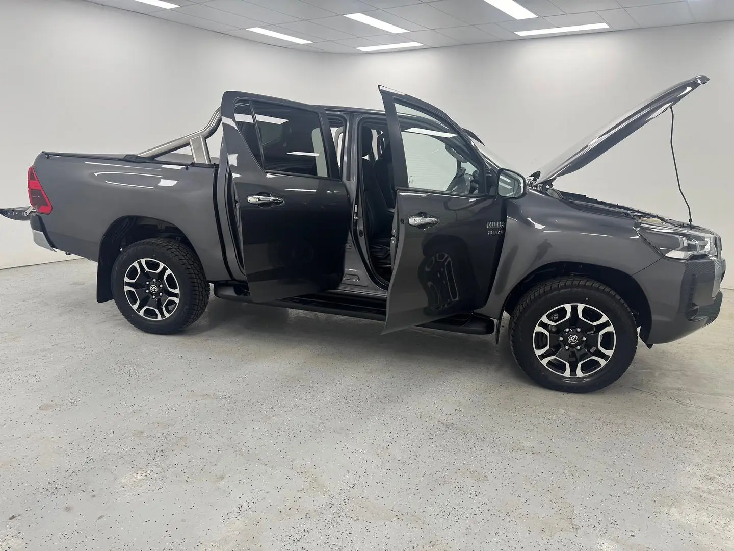 2023 Toyota Hilux Gallery Image 8