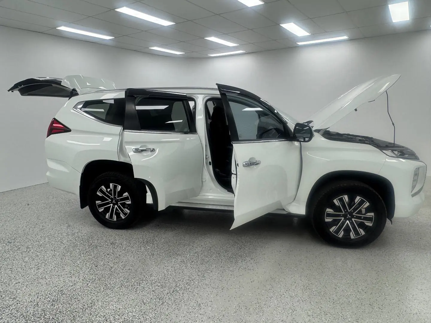 2022 Mitsubishi Pajero Sport Gallery Image 8