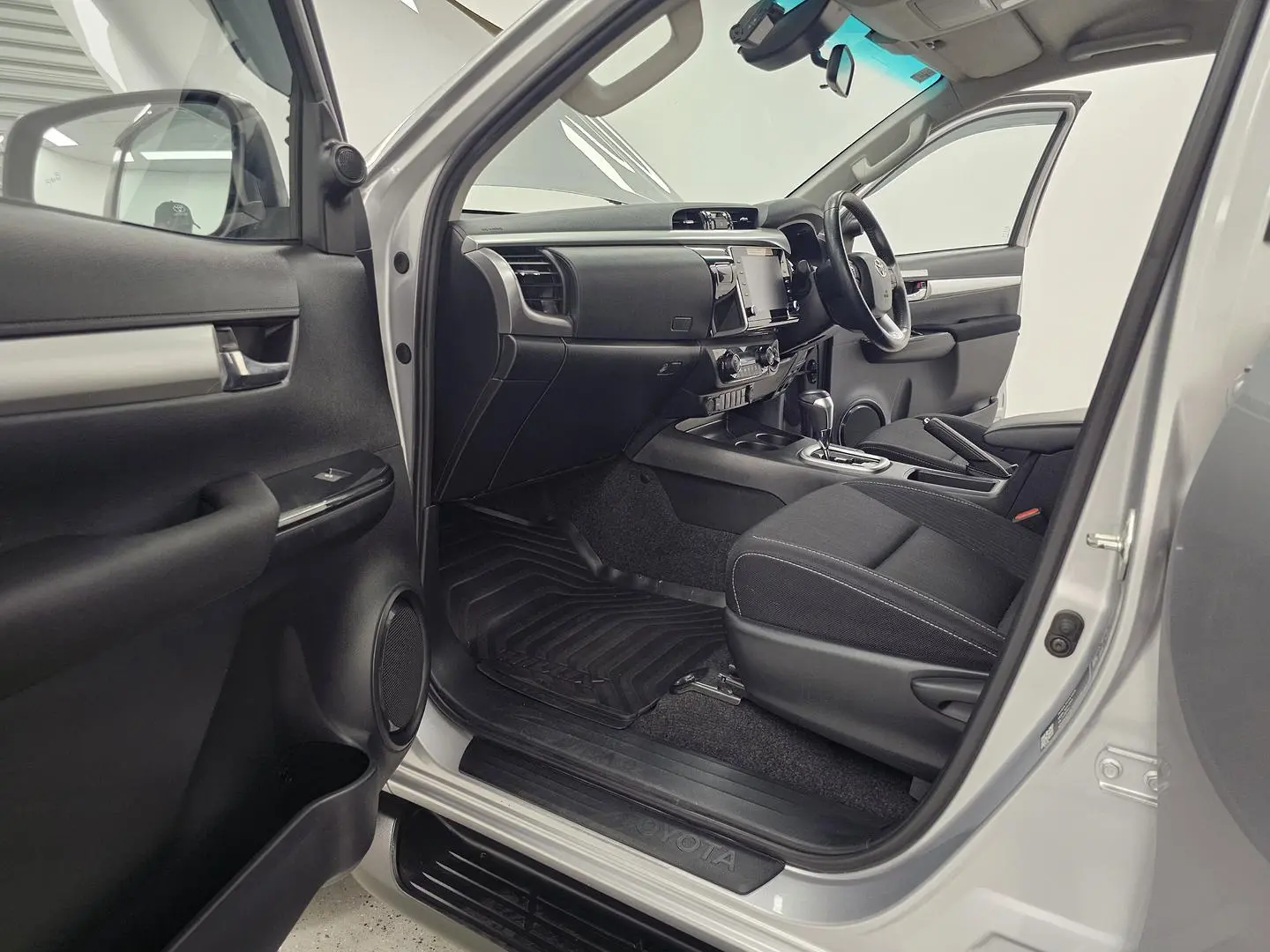 2023 Toyota Hilux Gallery Image 11