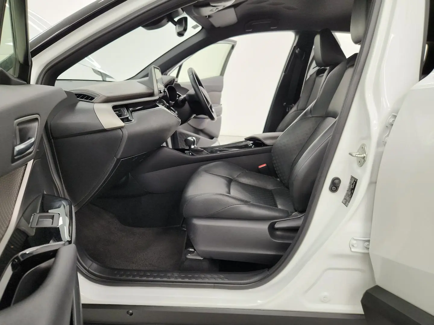 2022 Toyota C-HR Gallery Image 17