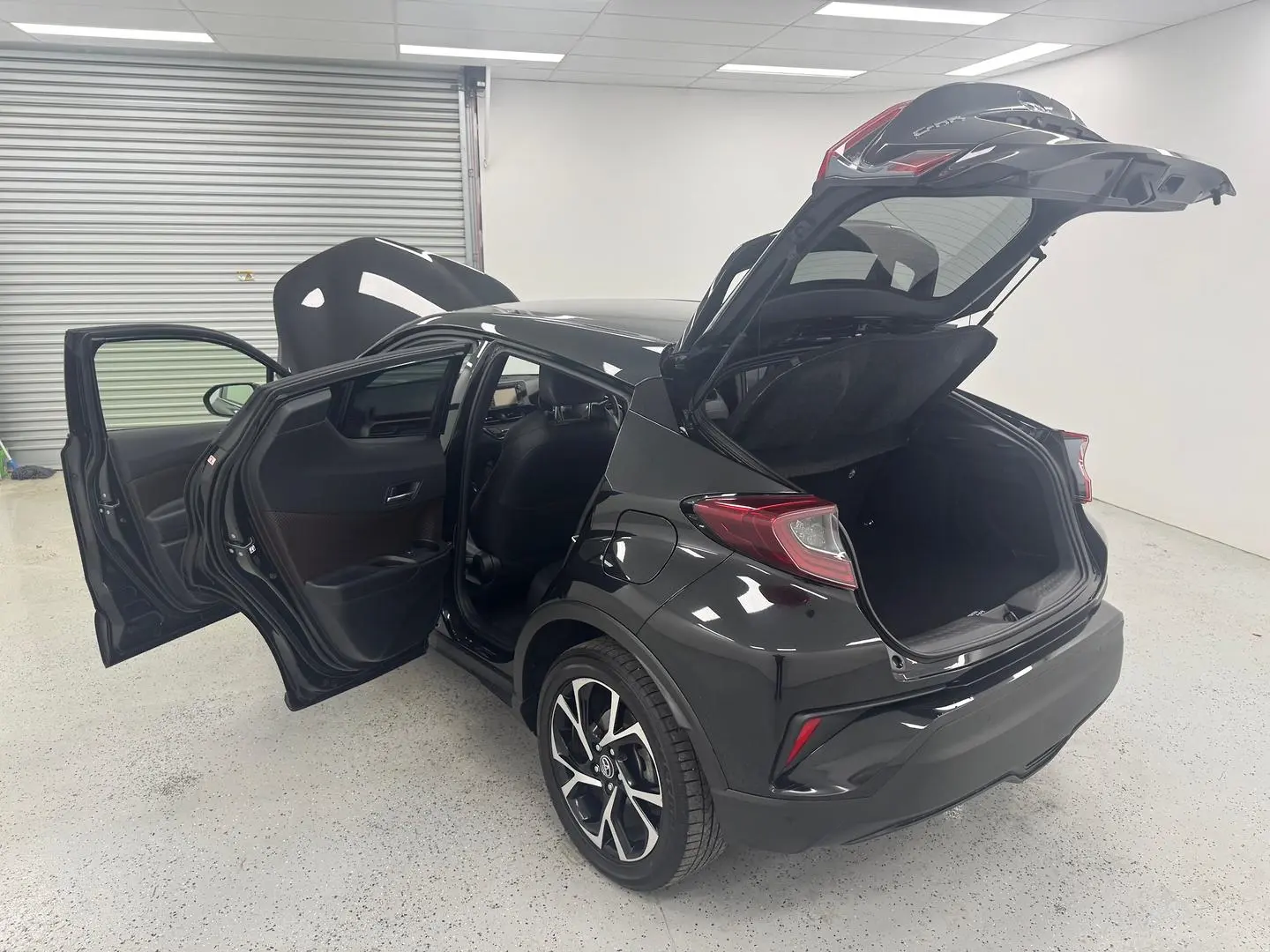 2018 Toyota C-HR Gallery Image 11