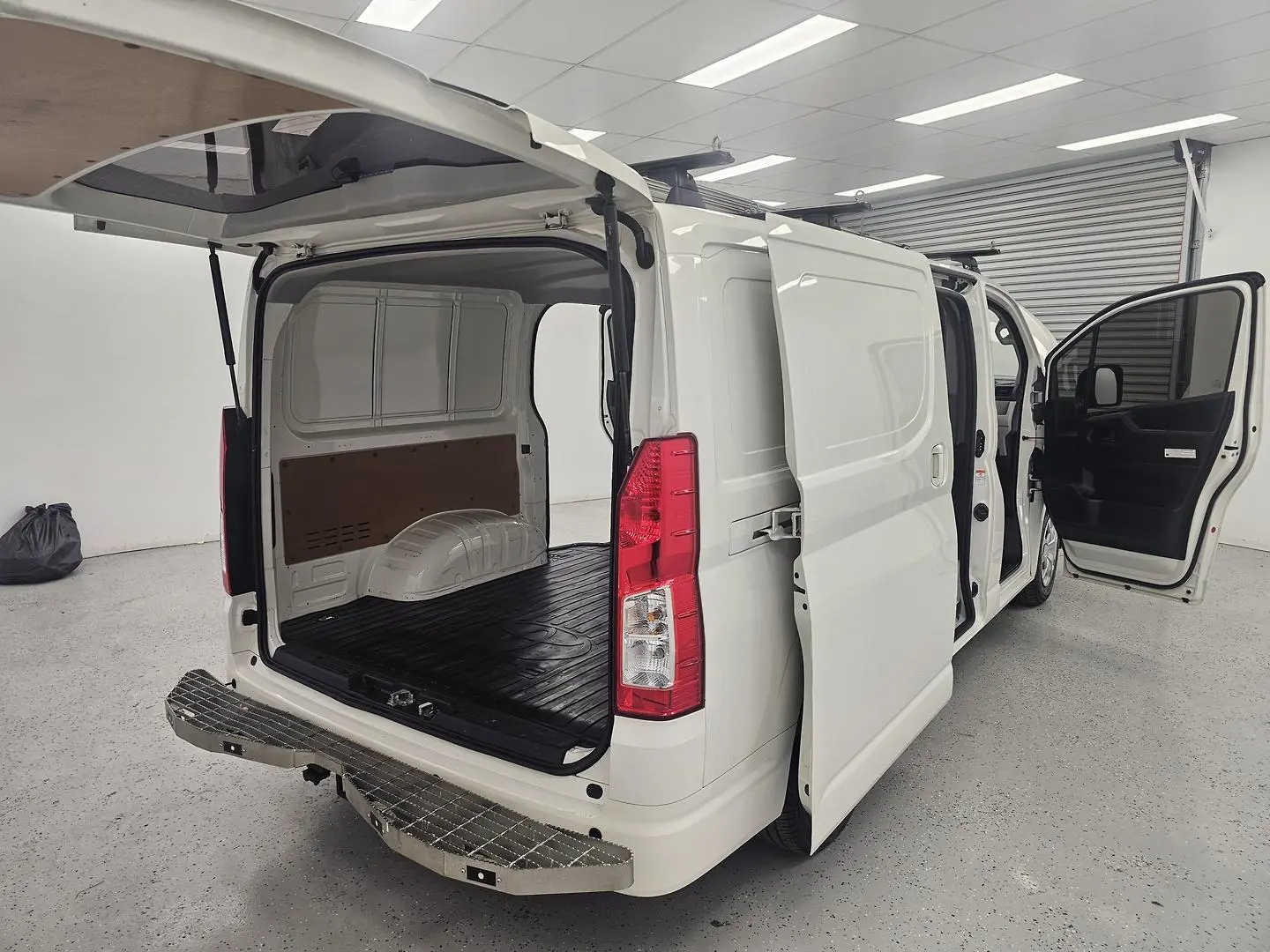 2022 Toyota Hiace Gallery Image 19