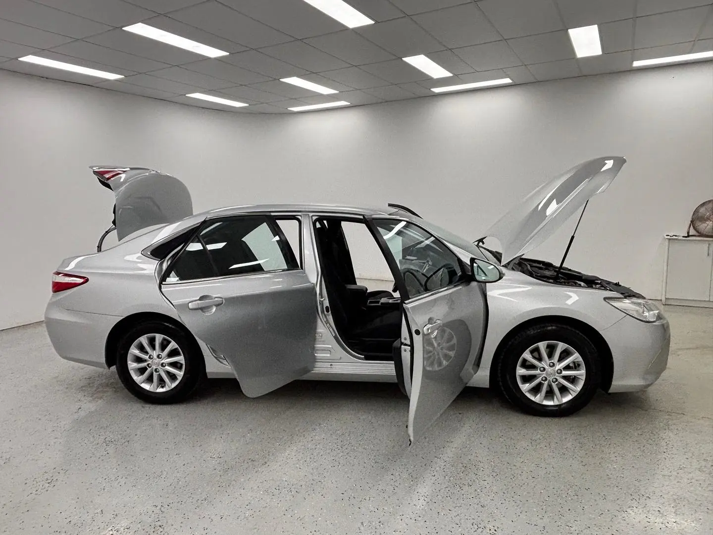 2016 Toyota Camry Gallery Image 9