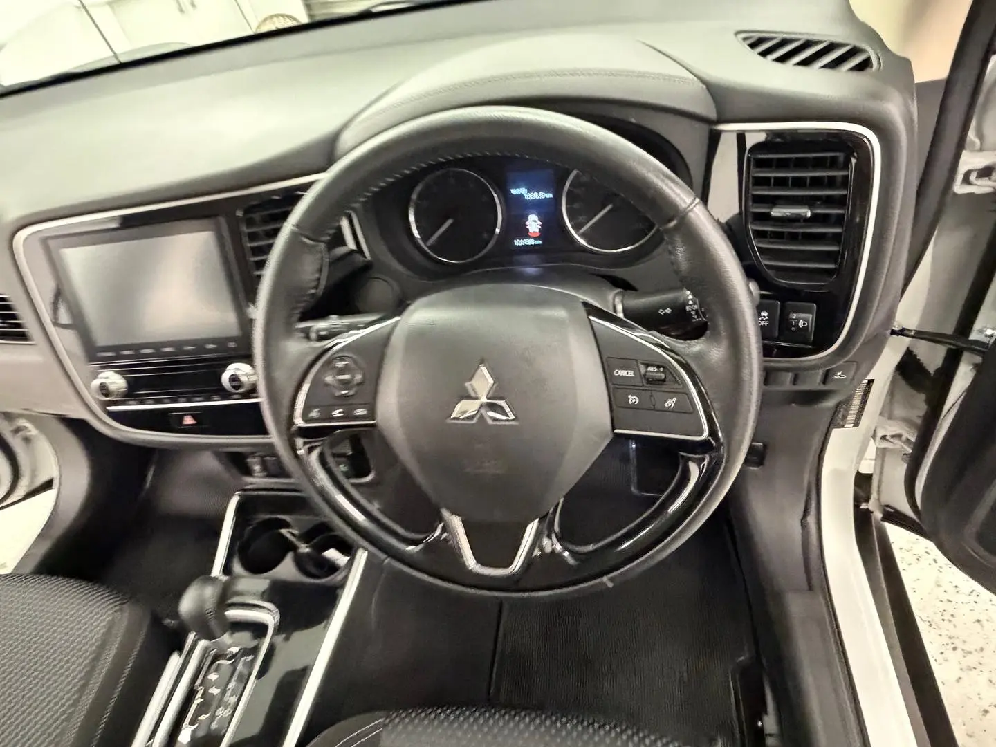2020 Mitsubishi Outlander Gallery Image 18