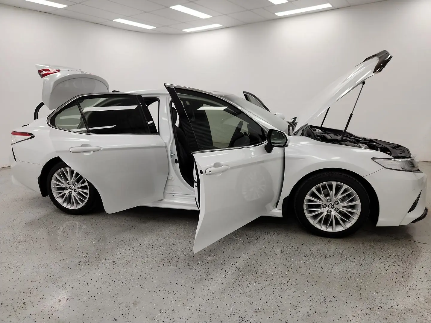 2020 Toyota Camry Gallery Image 9