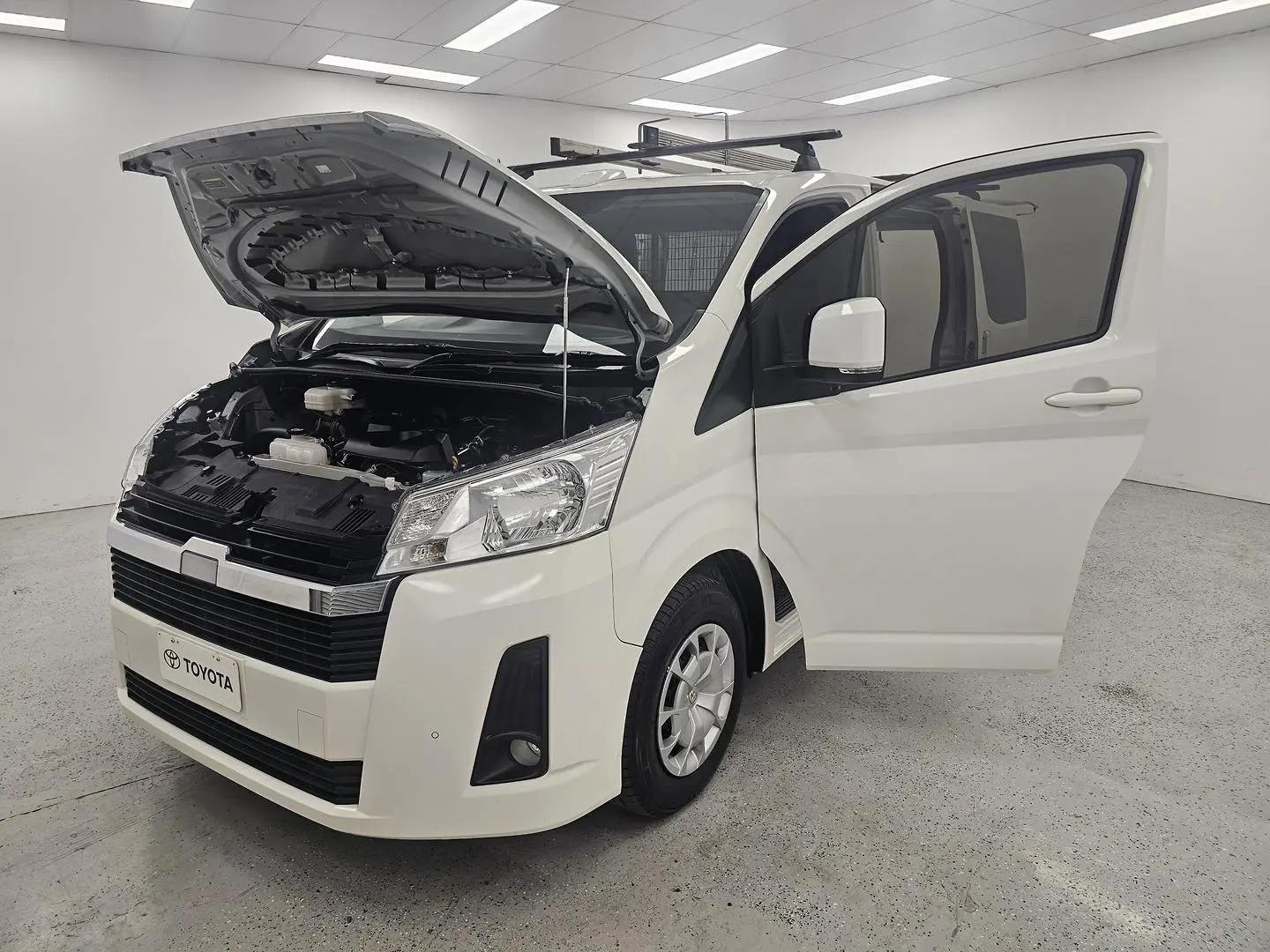 2022 Toyota Hiace Gallery Image 8