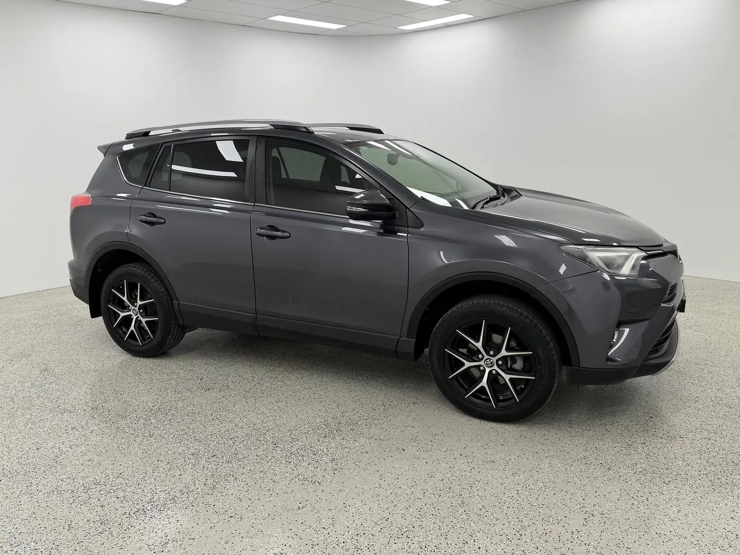 2018 Toyota RAV4 Gallery Image 3