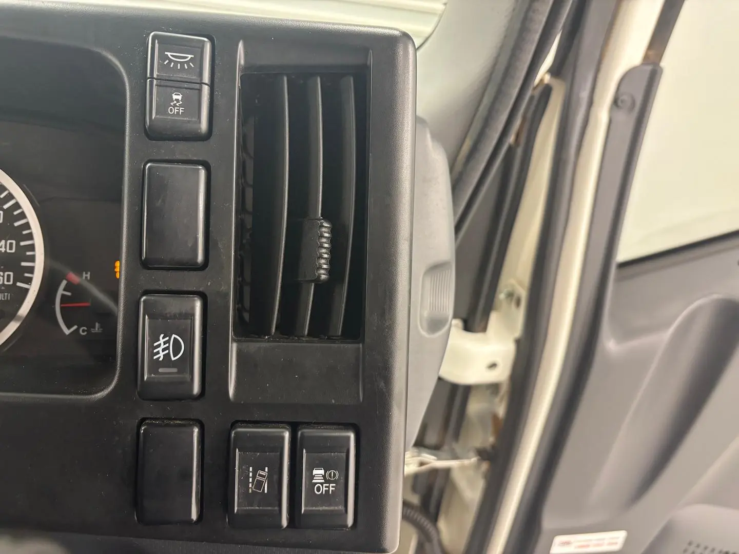 2023 Isuzu N Series Gallery Image 21