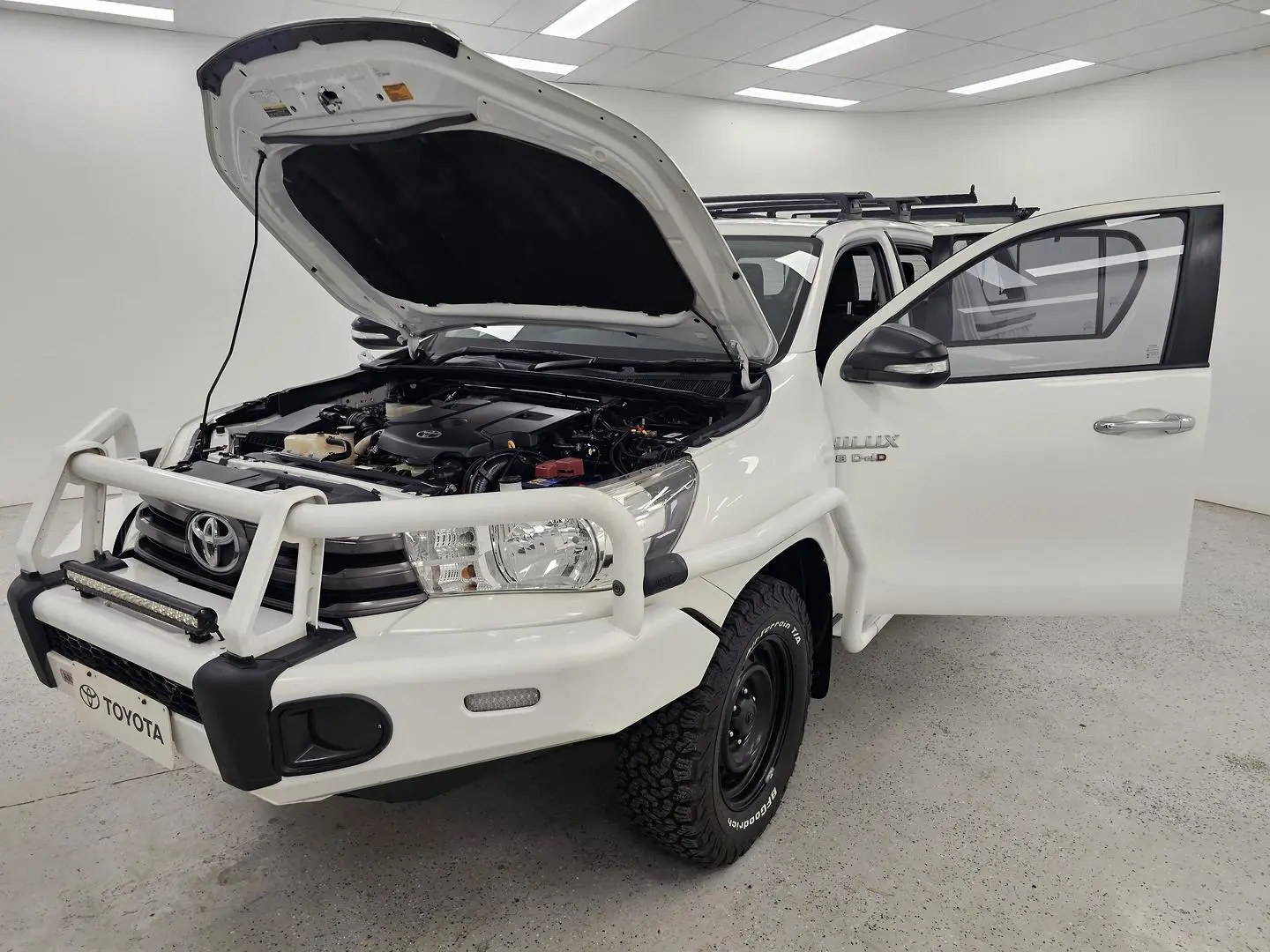 2015 Toyota Hilux Gallery Image 8