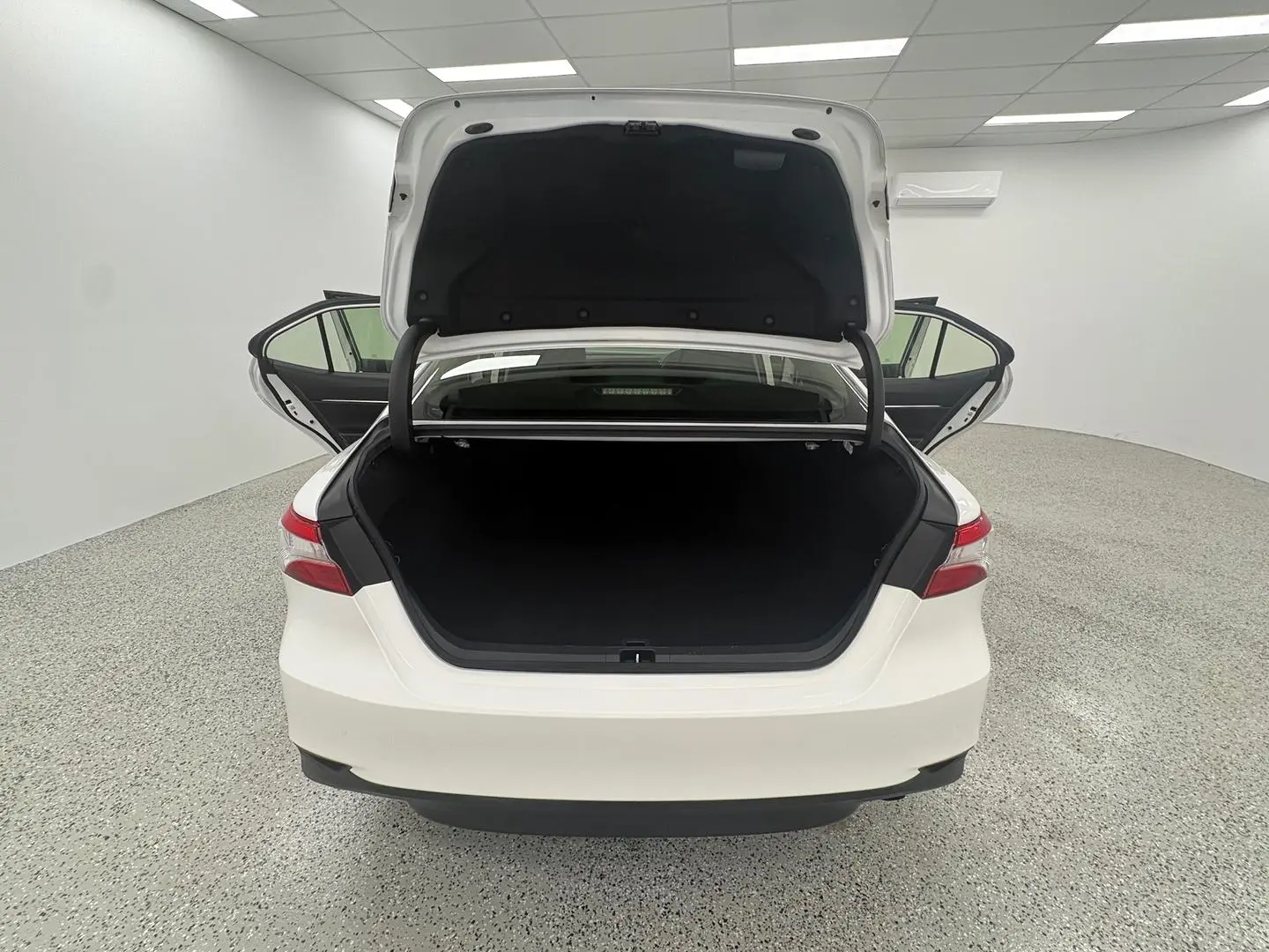 2019 Toyota Camry Gallery Image 12