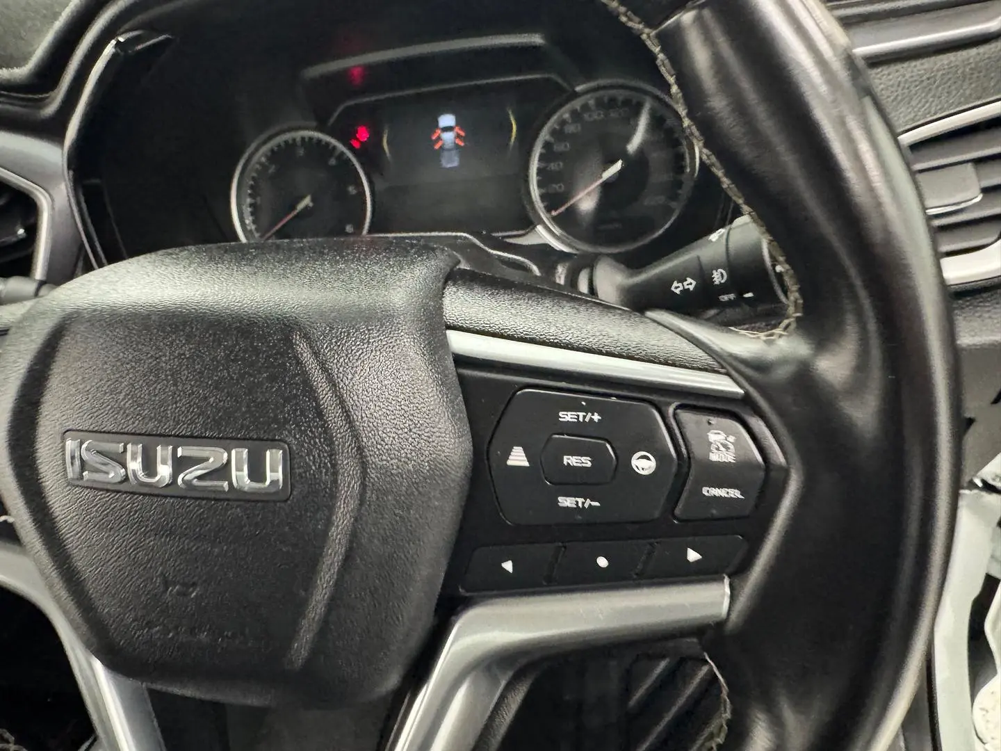 2024 Isuzu D-MAX Gallery Image 15