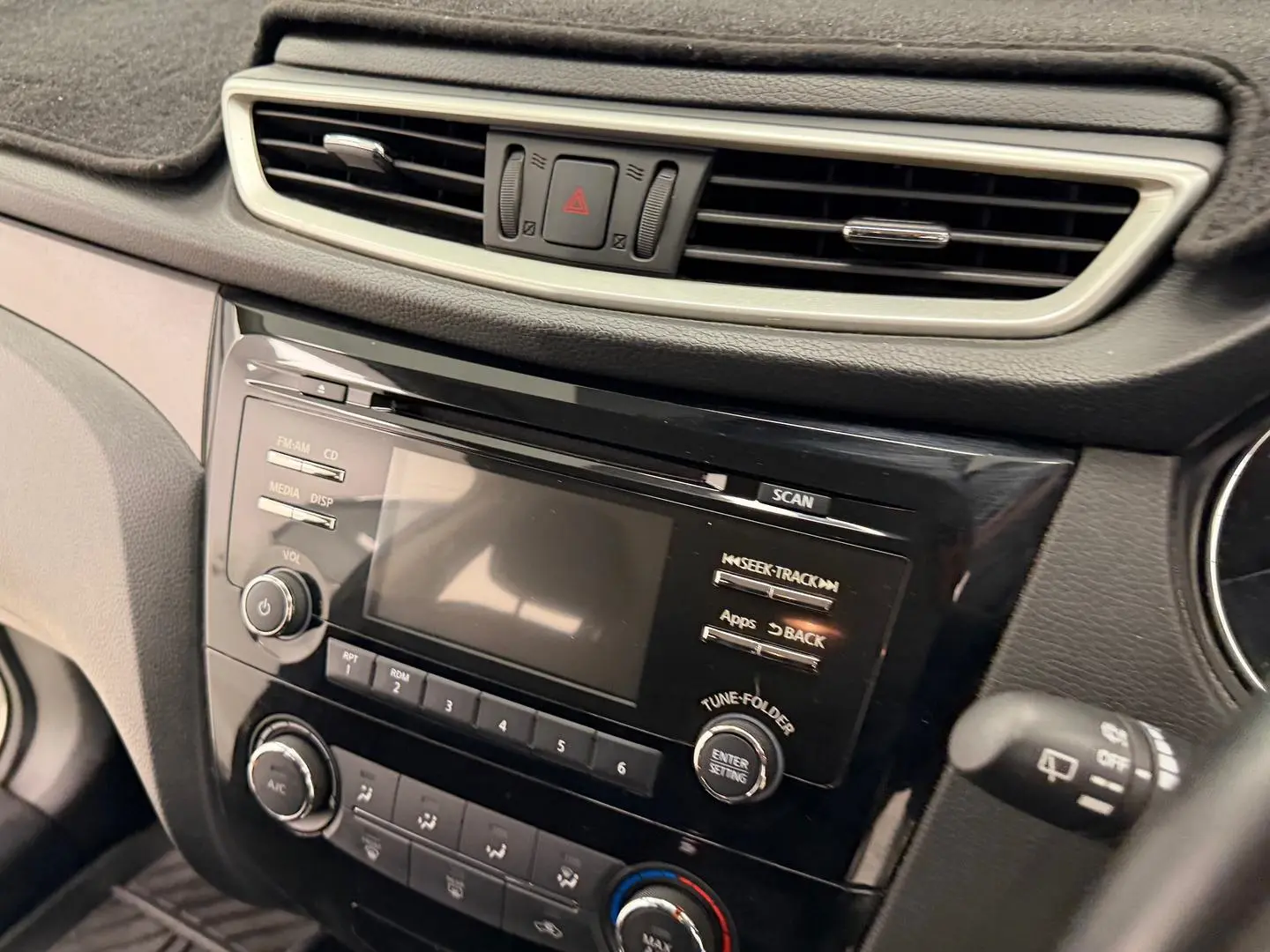 2017 Nissan QASHQAI Gallery Image 18