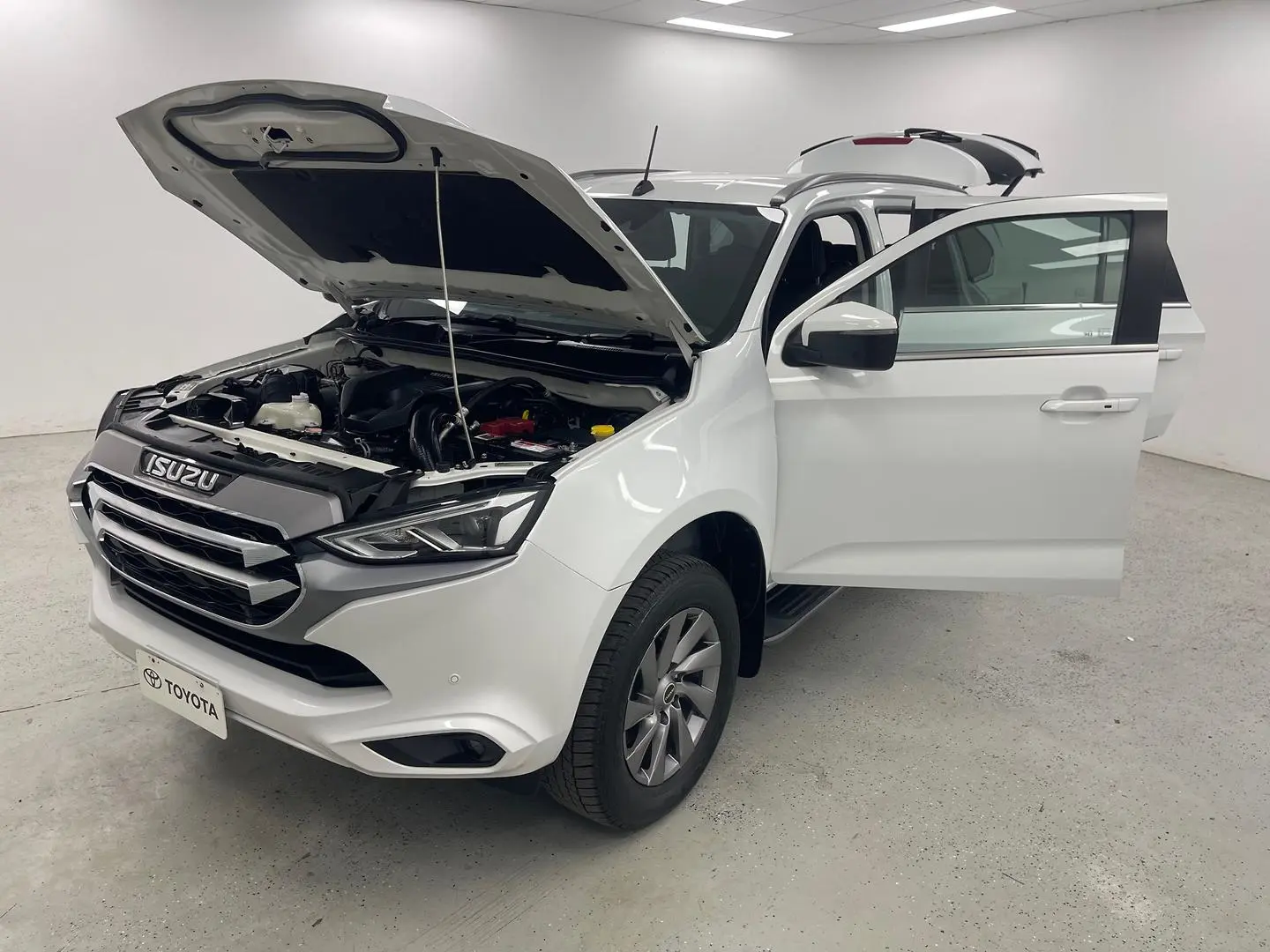 2021 Isuzu MU-X Gallery Image 13