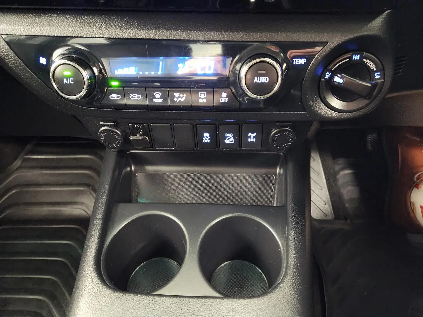 2017 Toyota Hilux Gallery Image 30