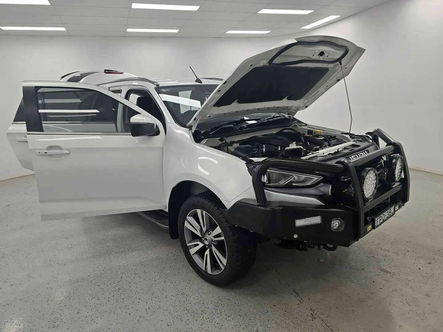 2023 Isuzu MU-X Gallery Image 8